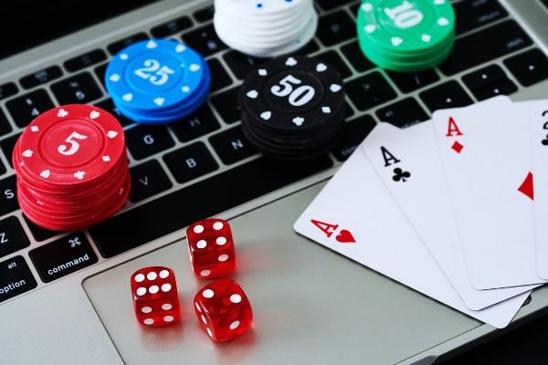 Filipino player joining a bingo round on ug7771 using a smartphone